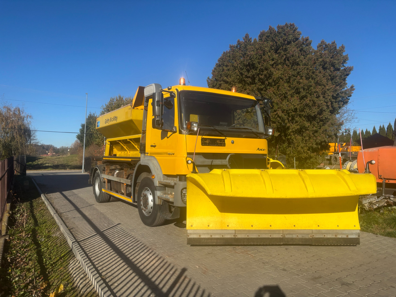 Mercedes AXOR 1824 4x2 Spreader/Gritter/Plough - جرافة ثلج: صور 2 Mercedes AXOR 1824 4x2 Spreader/Gritter/Plough - جرافة ثلج: صور 2
