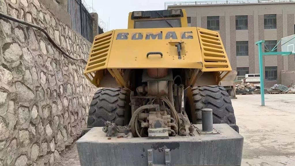 Bomag bw225d-3 - مدحلة الأسفلت: صور 3 Bomag bw225d-3 - مدحلة الأسفلت: صور 3