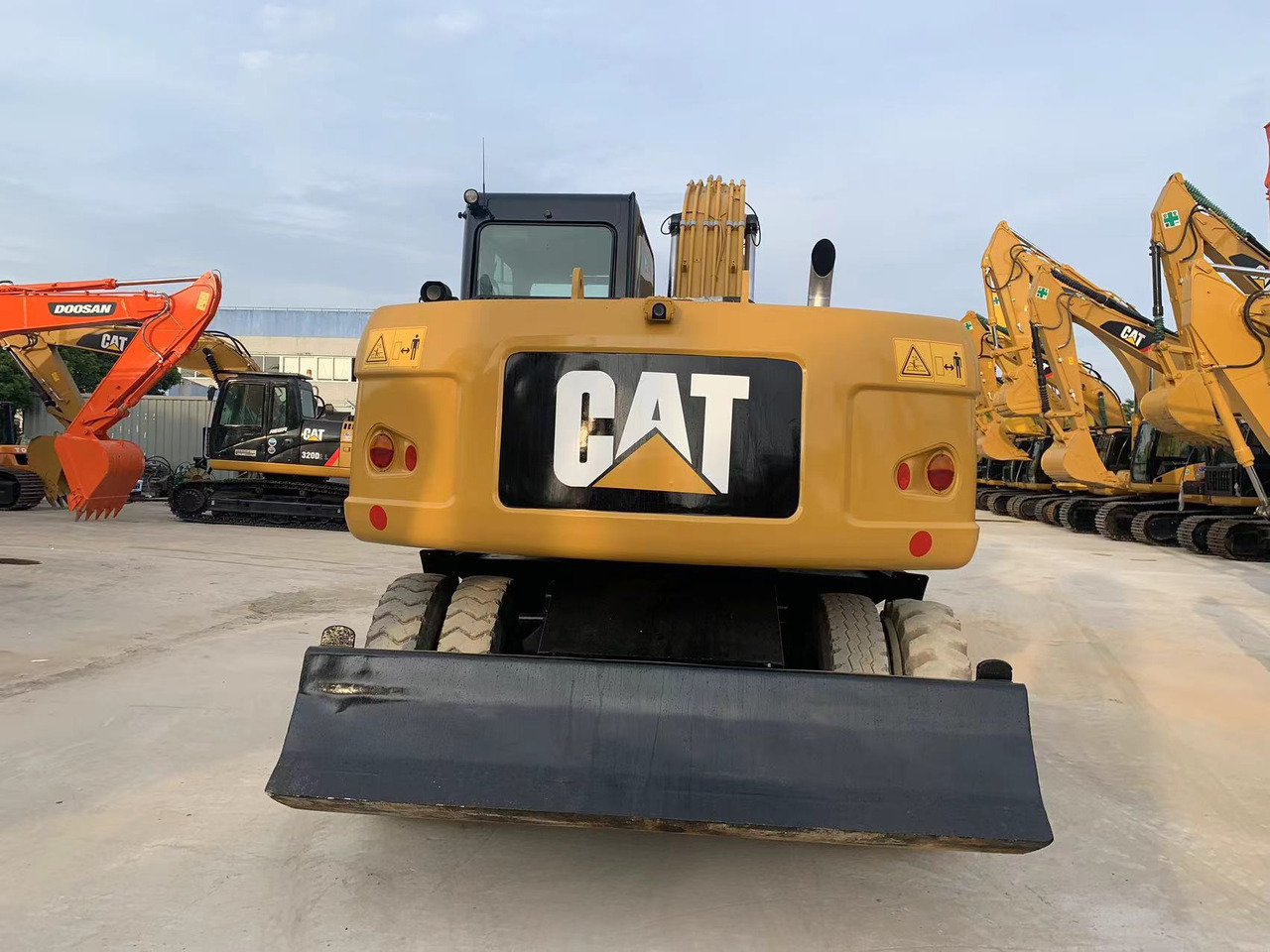 CATERPILLAR 315D - حفارة على عجلات: صور 4 CATERPILLAR 315D - حفارة على عجلات: صور 4