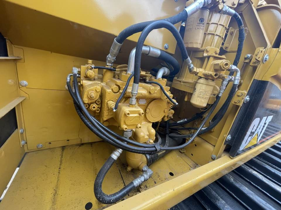 Caterpillar 320CL - حفارة: صور 3 Caterpillar 320CL - حفارة: صور 3