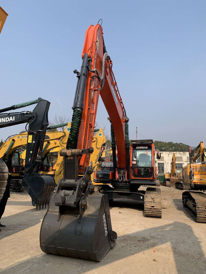 DOOSAN DX300LC-9C - حفارة على عجلات: صور 2 DOOSAN DX300LC-9C - حفارة على عجلات: صور 2