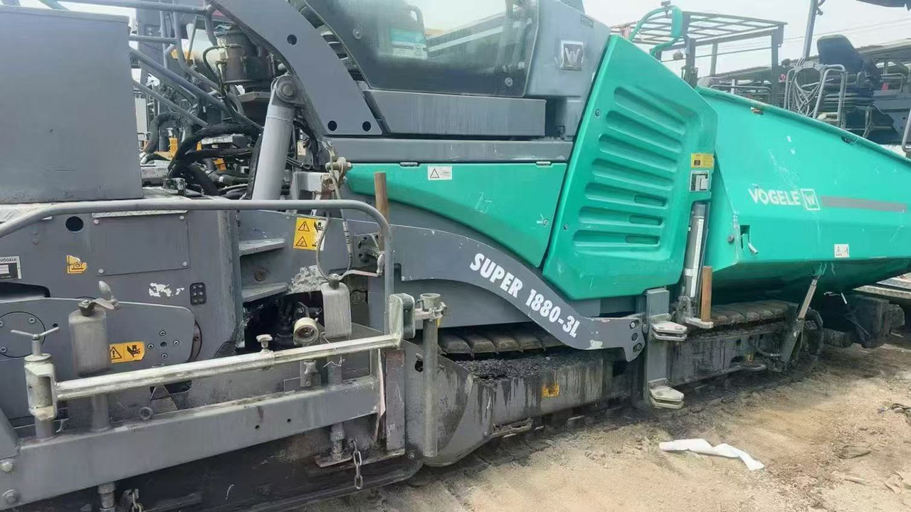 Vogele SUPER 1880-3L - العامل بالقار: صور 4 Vogele SUPER 1880-3L - العامل بالقار: صور 4