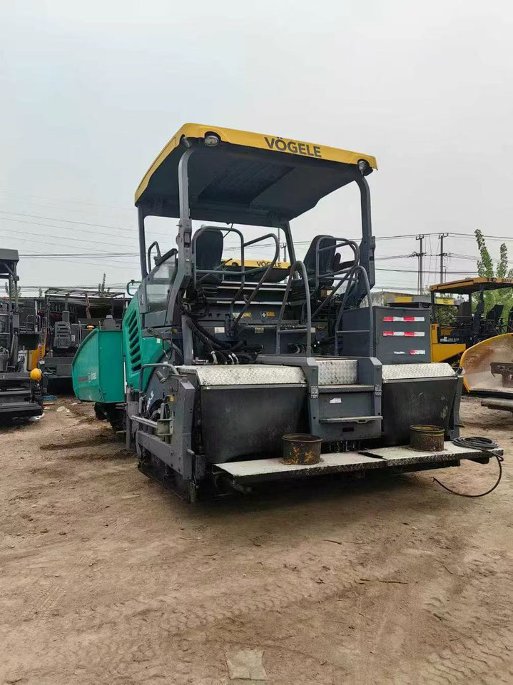 Vogele SUPER 1880-3L - العامل بالقار: صور 3 Vogele SUPER 1880-3L - العامل بالقار: صور 3