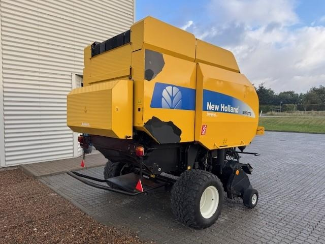New Holland BR7070 - مكبس القش الدائري: صور 3 New Holland BR7070 - مكبس القش الدائري: صور 3
