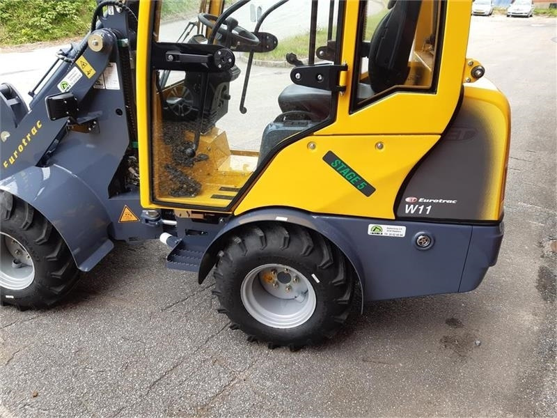 Eurotrac W11 med lang arm, førerhus, skovl og gafler - لودر مفصلي صغير: صور 5 Eurotrac W11 med lang arm, førerhus, skovl og gafler - لودر مفصلي صغير: صور 5