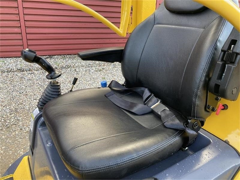 Eurotrac W11 med lang arm, skovl og gafler - لودر مفصلي صغير: صور 4 Eurotrac W11 med lang arm, skovl og gafler - لودر مفصلي صغير: صور 4