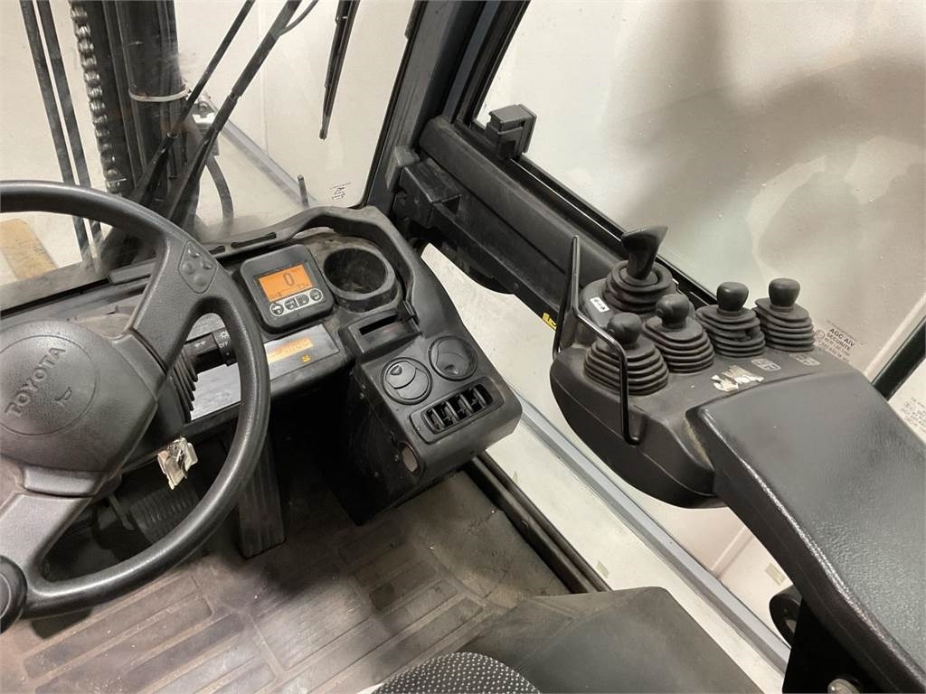 رافعة شوكية تعمل بالغاز Toyota 02-8FGF30: صور 6