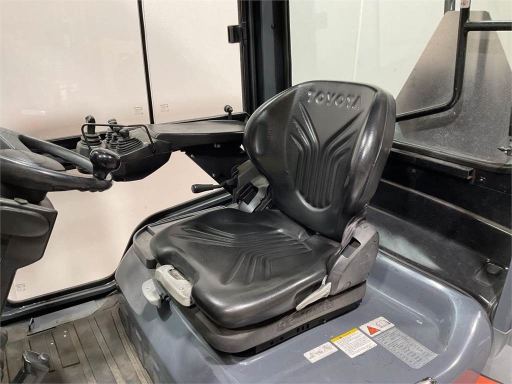 Toyota 40-8FD40N  - رافعة شوكية ديزل: صور 5 Toyota 40-8FD40N  - رافعة شوكية ديزل: صور 5