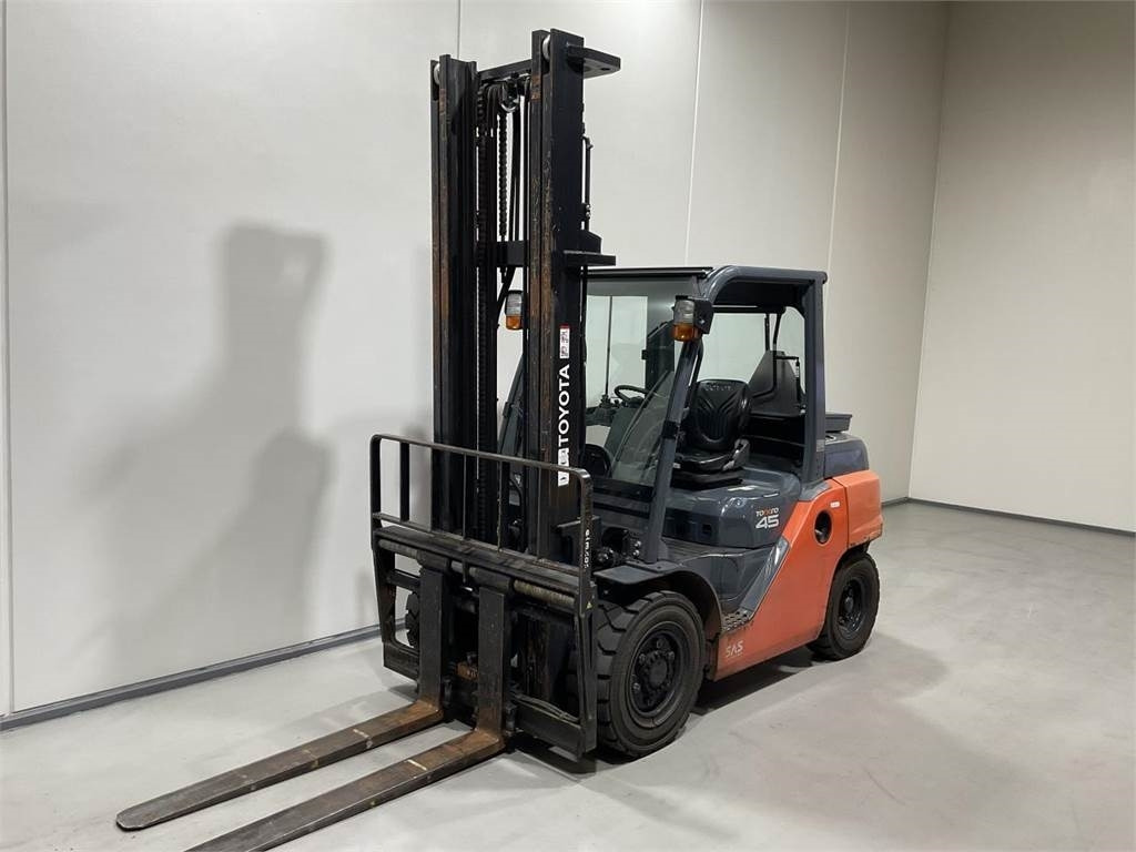 Toyota 40-8FD40N  - رافعة شوكية ديزل: صور 4 Toyota 40-8FD40N  - رافعة شوكية ديزل: صور 4