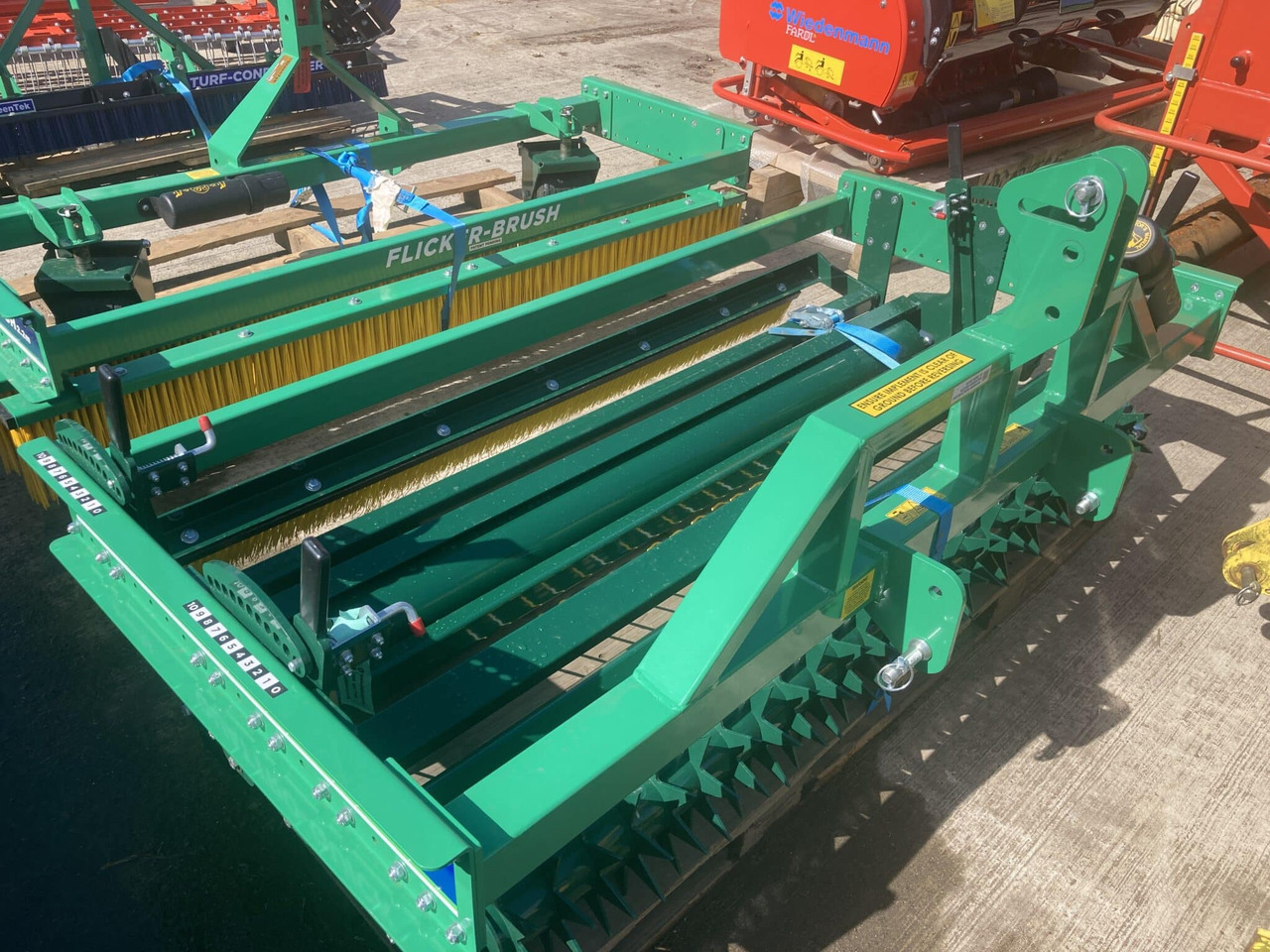 Greentek 1.8m Quattro Quick turf groomer - مكنسة - الآلات والماكينات الزراعية: صور 3 Greentek 1.8m Quattro Quick turf groomer - مكنسة - الآلات والماكينات الزراعية: صور 3