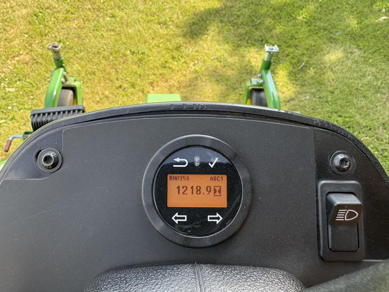 John Deere 1570 C/W 60" rear discharge deck - جزازة المروج: صور 5 John Deere 1570 C/W 60" rear discharge deck - جزازة المروج: صور 5