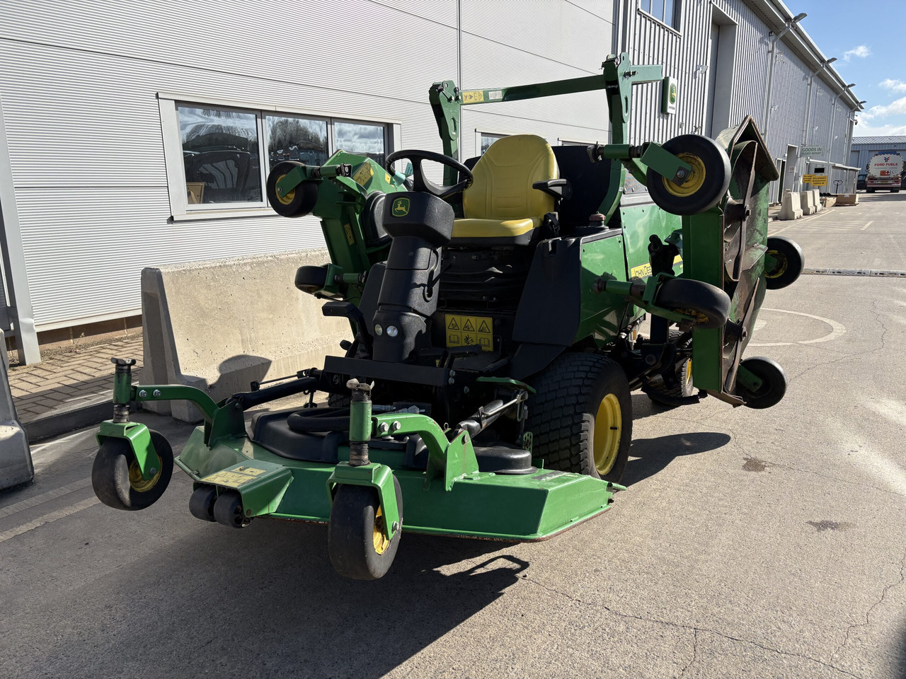 John Deere 1600T Wide Area Mower - جزازة المروج: صور 3 John Deere 1600T Wide Area Mower - جزازة المروج: صور 3