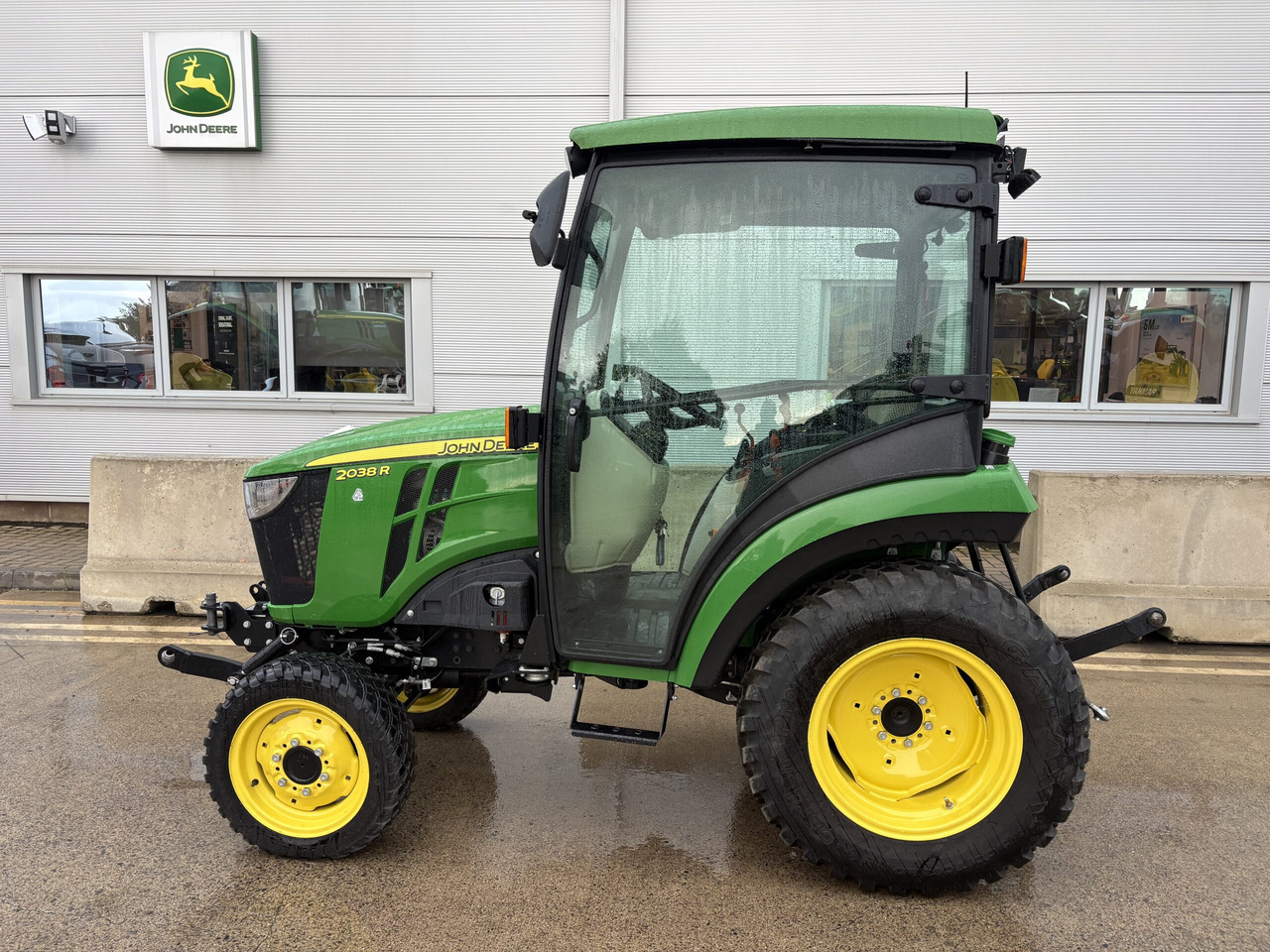 John Deere 2038R Compact Tractor - جرار صغير: صور 1 John Deere 2038R Compact Tractor - جرار صغير: صور 1