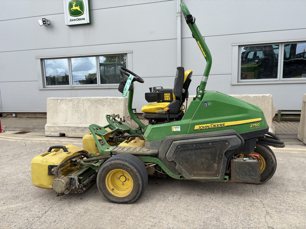 John Deere 2750E Triplex - جزازة المروج: صور 1 John Deere 2750E Triplex - جزازة المروج: صور 1