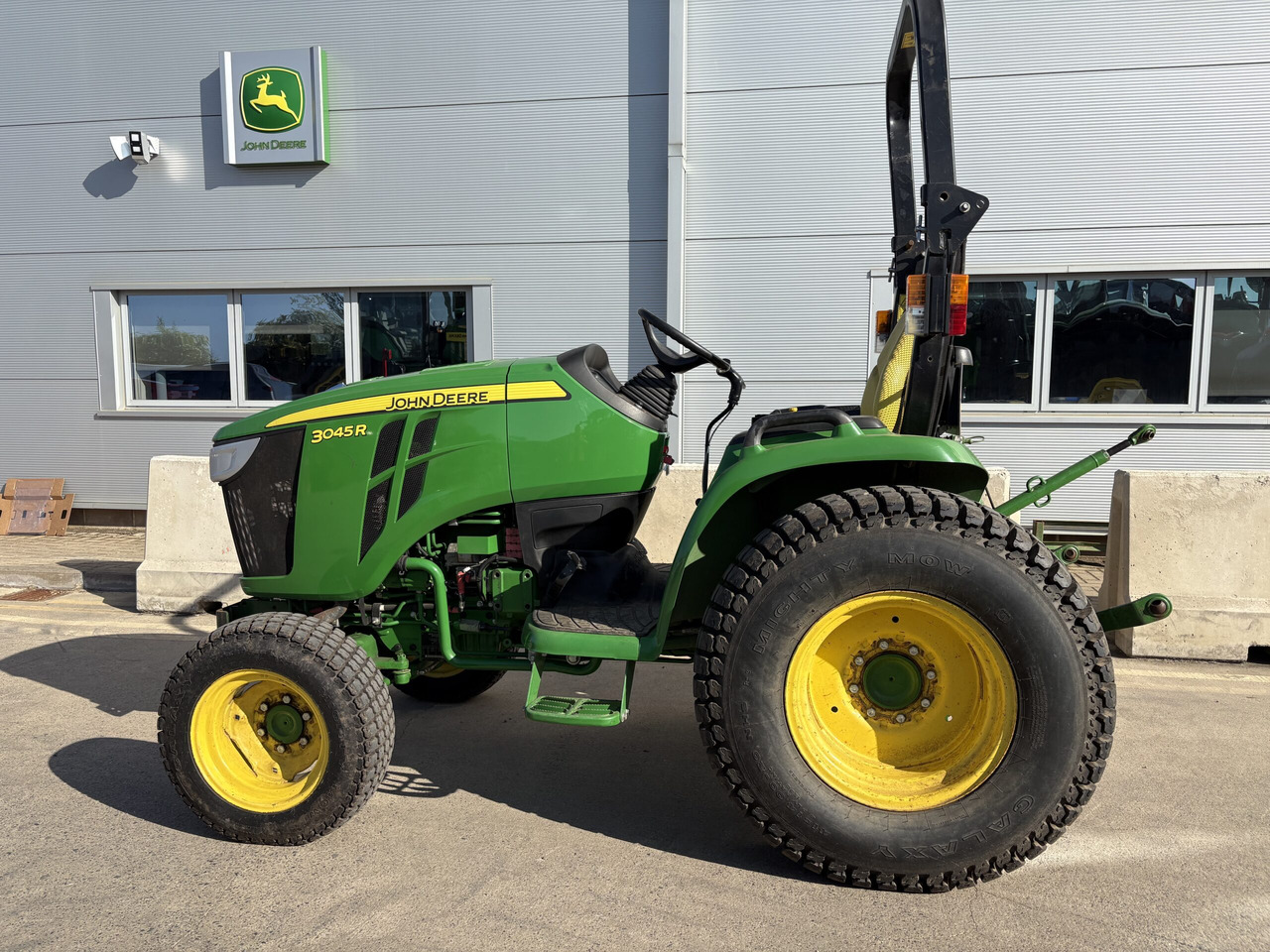 John Deere 3045R Compact Tractor - جرار صغير: صور 1 John Deere 3045R Compact Tractor - جرار صغير: صور 1
