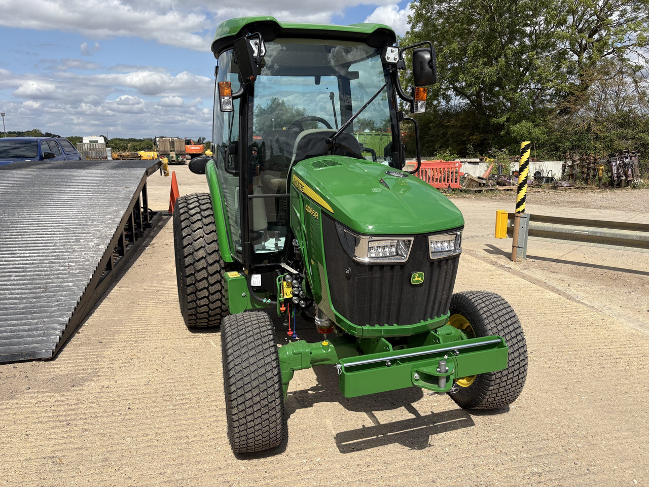 John Deere 4066R Compact Tractor - جرار صغير: صور 2 John Deere 4066R Compact Tractor - جرار صغير: صور 2