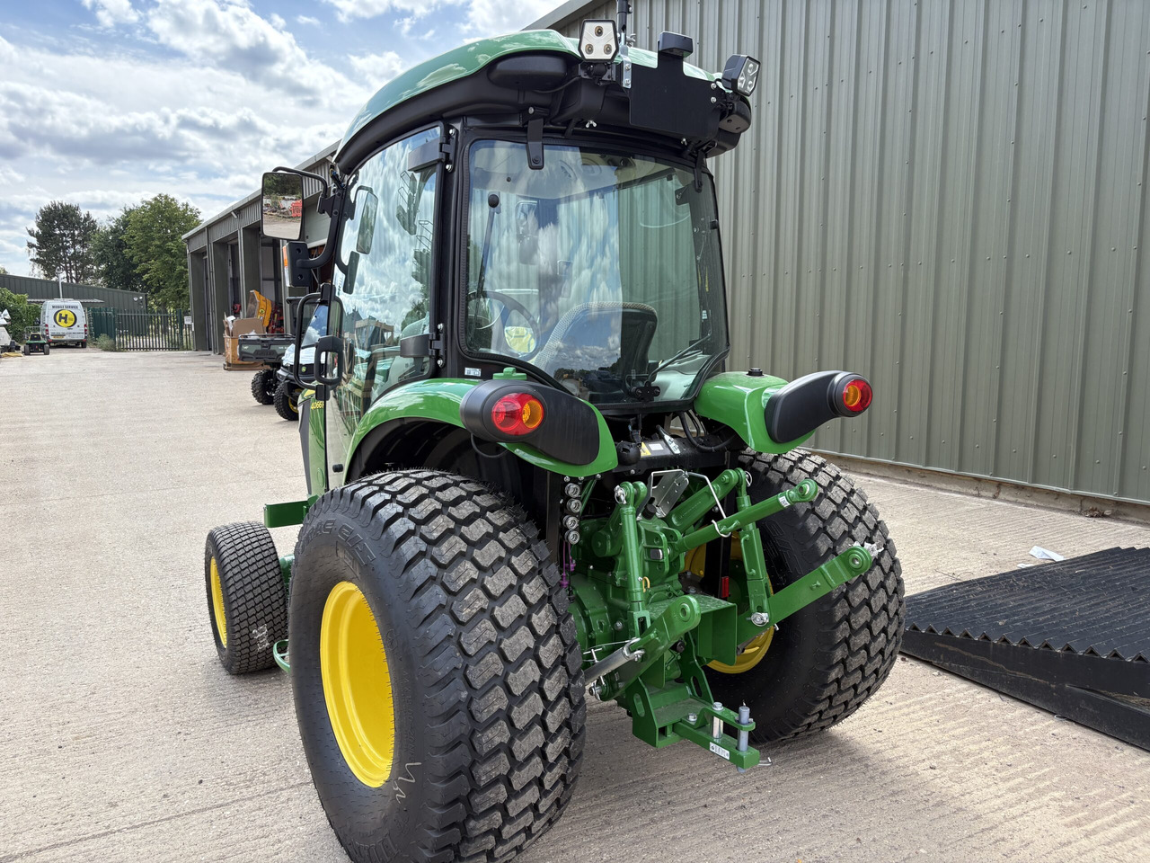 John Deere 4066R Compact Tractor - جرار صغير: صور 3 John Deere 4066R Compact Tractor - جرار صغير: صور 3
