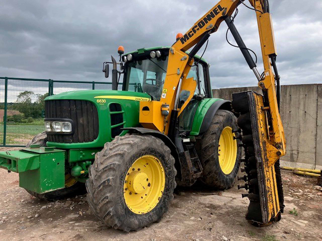 John Deere 6630 Premium + McConnel Mid mount hedgecutter - جرار: صور 1 John Deere 6630 Premium + McConnel Mid mount hedgecutter - جرار: صور 1