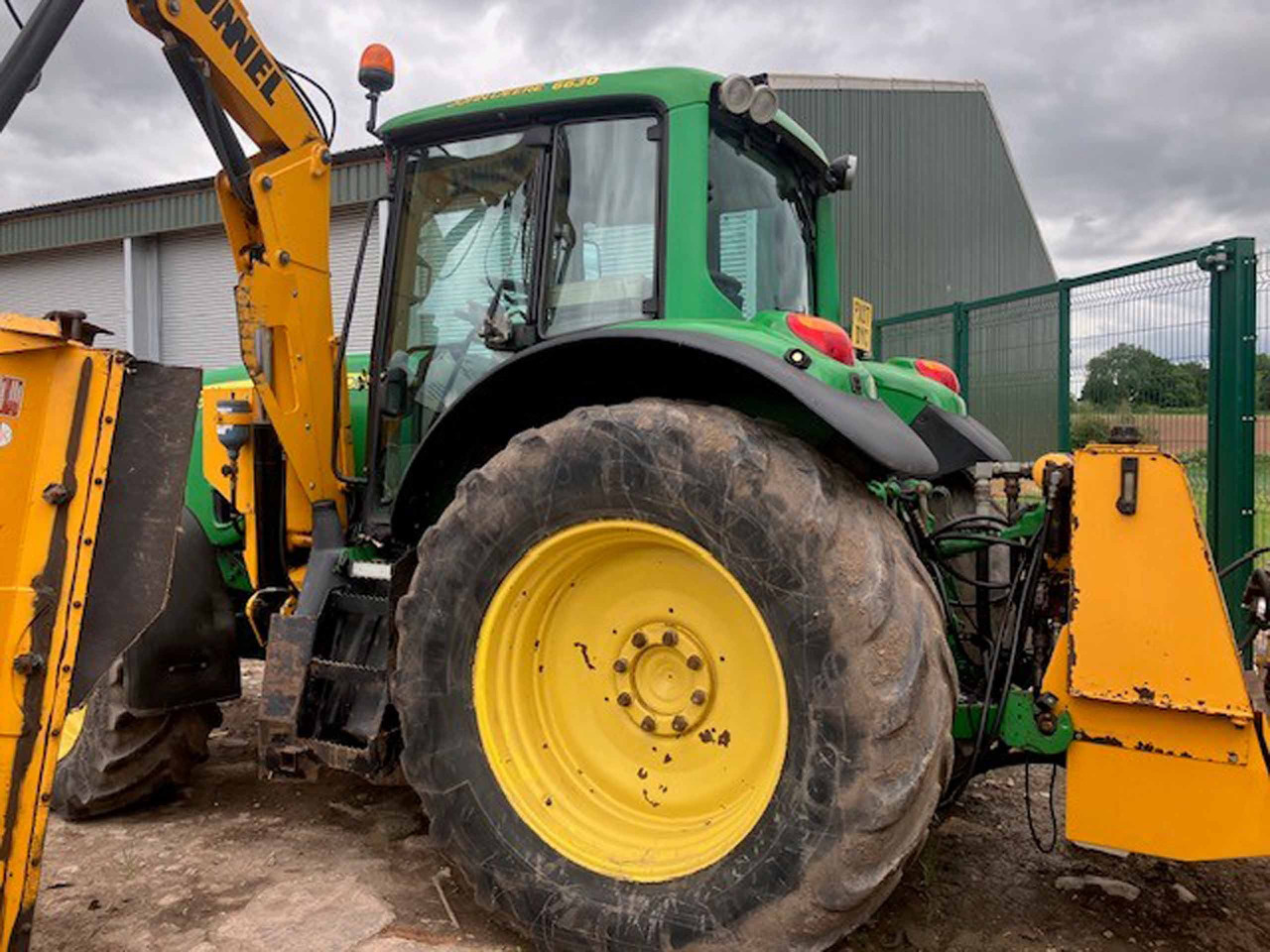 John Deere 6630 Premium + McConnel Mid mount hedgecutter - جرار: صور 3 John Deere 6630 Premium + McConnel Mid mount hedgecutter - جرار: صور 3