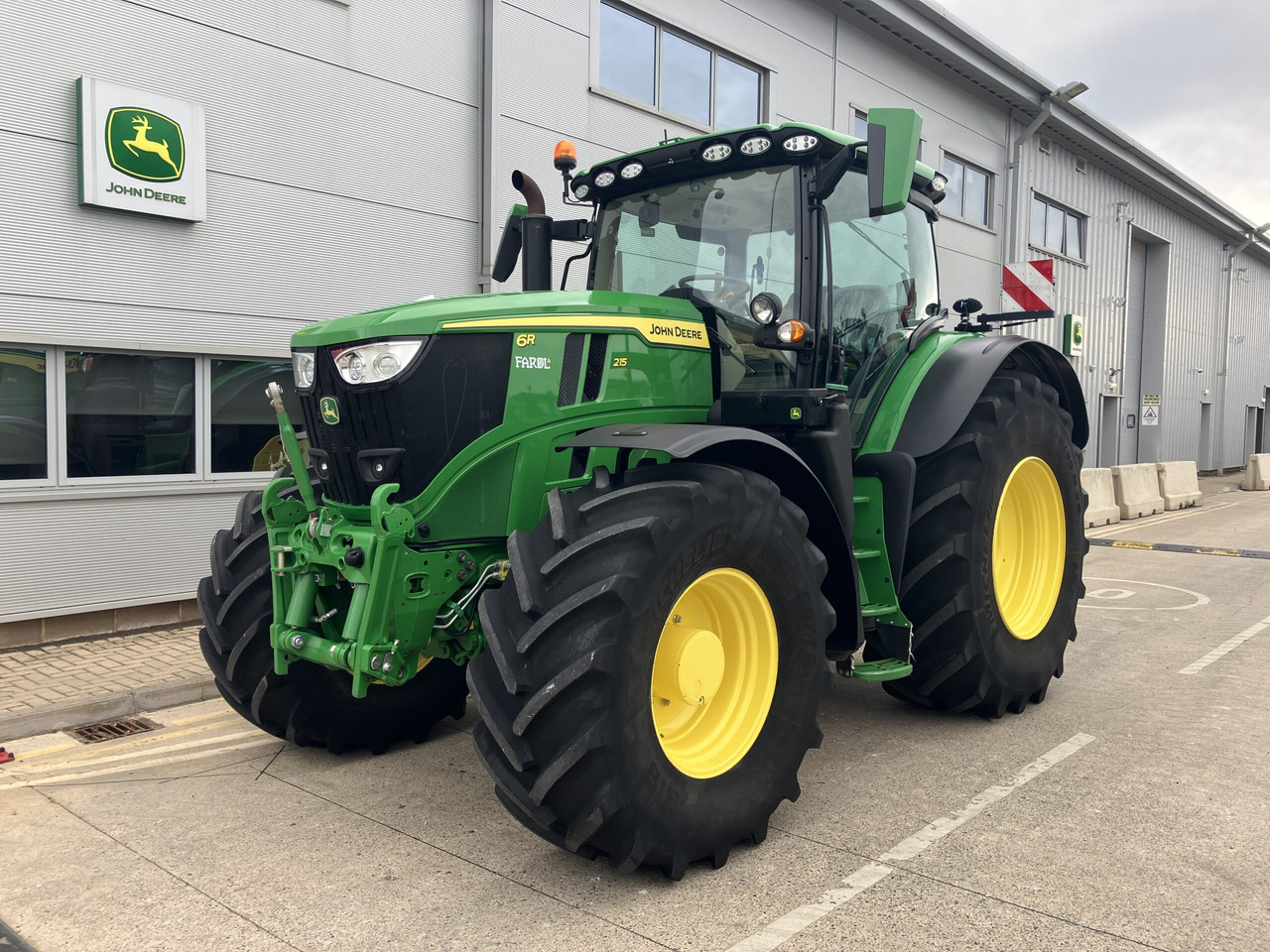 John Deere 6R 215 - جرار: صور 1 John Deere 6R 215 - جرار: صور 1