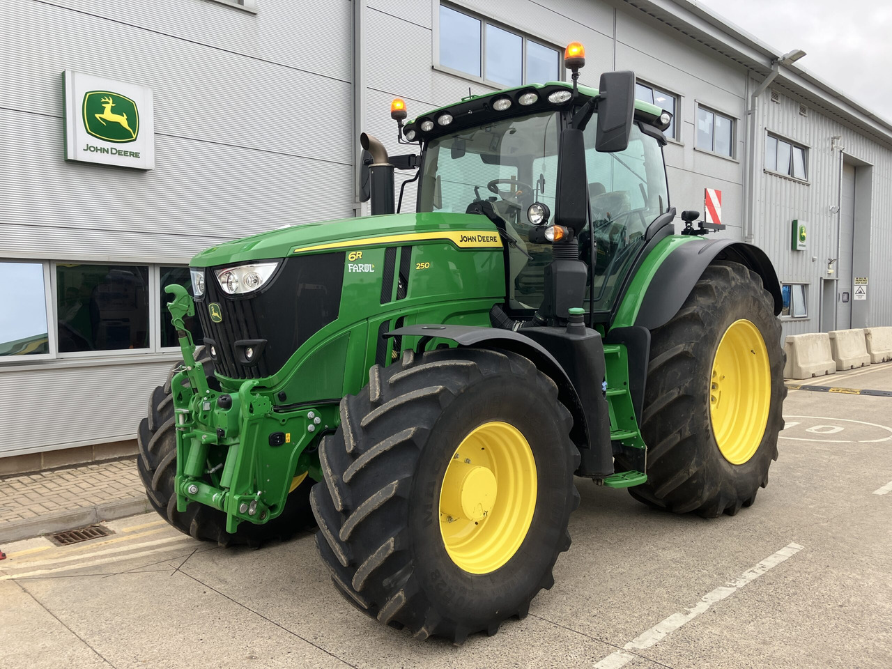 John Deere 6R 250 - جرار: صور 1 John Deere 6R 250 - جرار: صور 1