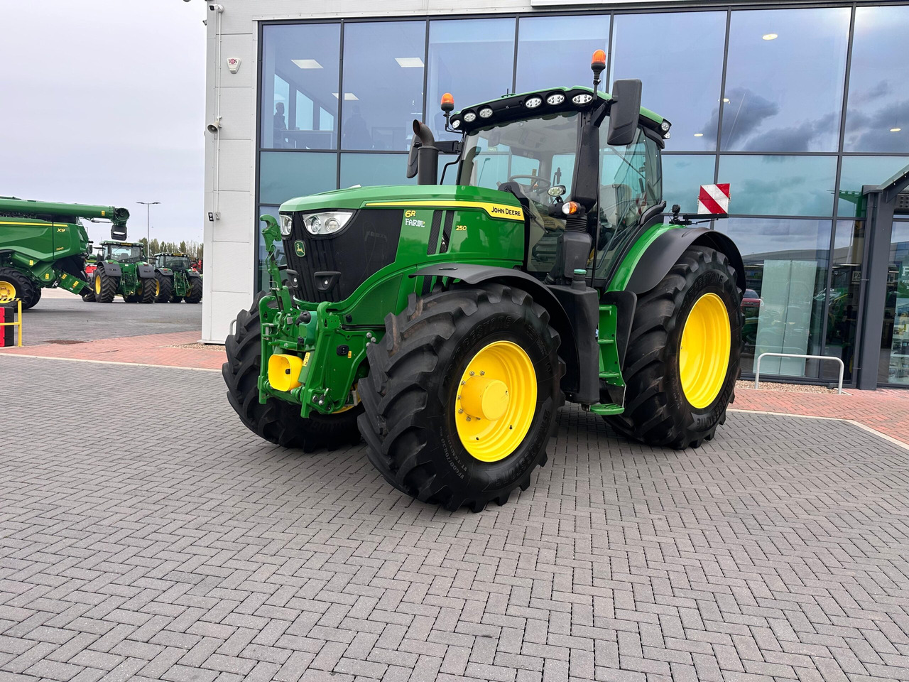 John Deere 6R 250 - جرار: صور 1 John Deere 6R 250 - جرار: صور 1
