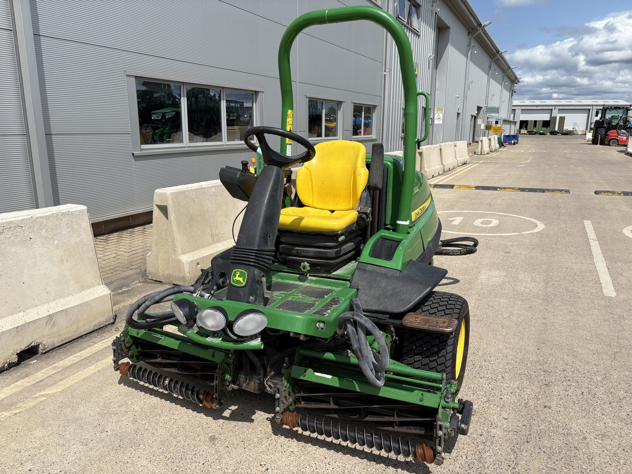 John Deere 7200A Triple Mower - جزازة المروج: صور 3 John Deere 7200A Triple Mower - جزازة المروج: صور 3
