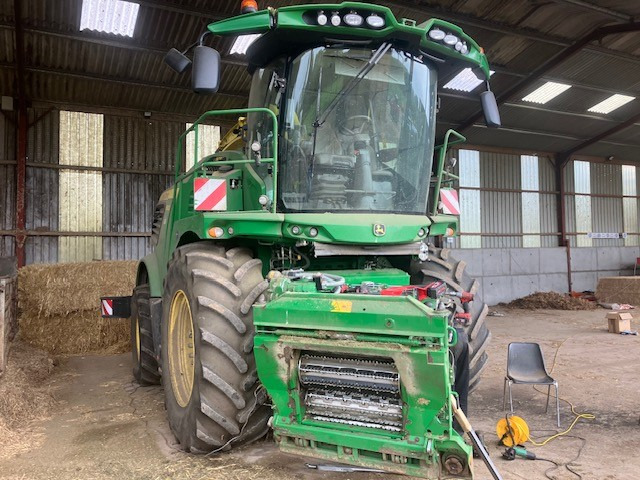 John Deere 9900 - حصادة الأعلاف: صور 1 John Deere 9900 - حصادة الأعلاف: صور 1