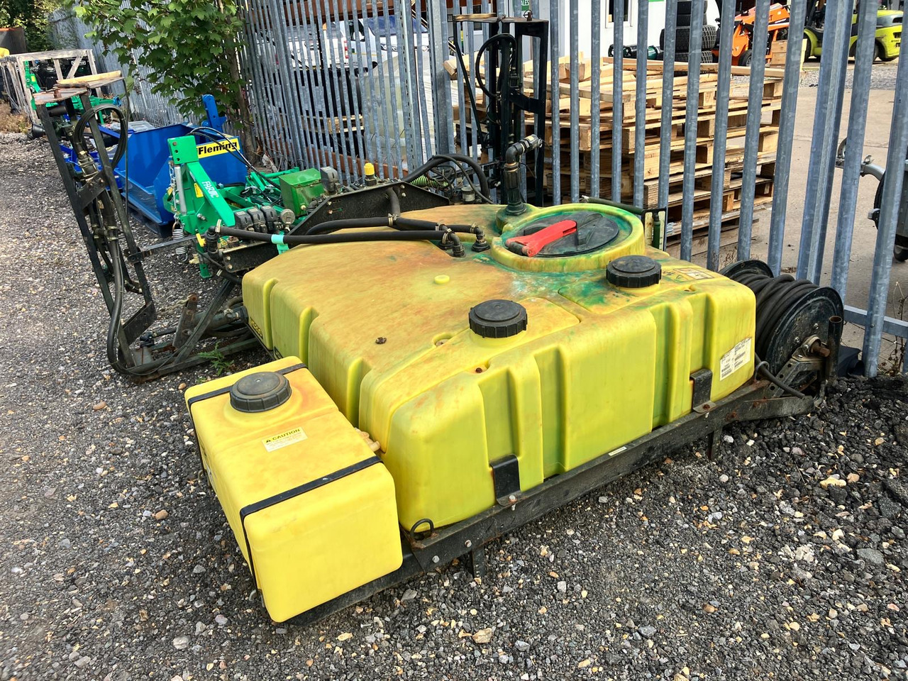 John Deere HD200 Mounted Sprayer - معدات الحدائق: صور 1 John Deere HD200 Mounted Sprayer - معدات الحدائق: صور 1