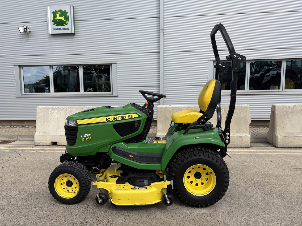 John Deere X948 Commercial Lawn Tractor - جزازة المروج: صور 1 John Deere X948 Commercial Lawn Tractor - جزازة المروج: صور 1
