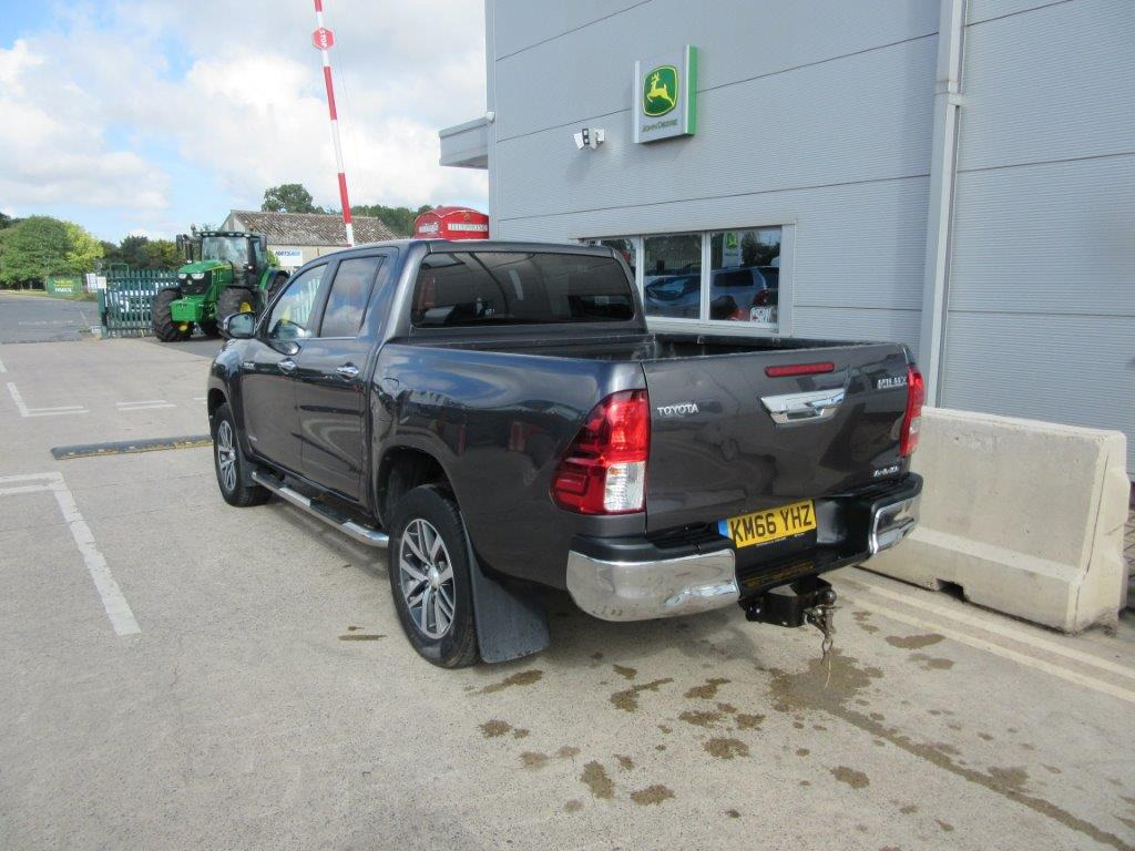 TOYOTA HILUX INVINCIBLE D-4D - شاحنة البيك أب: صور 5 TOYOTA HILUX INVINCIBLE D-4D - شاحنة البيك أب: صور 5