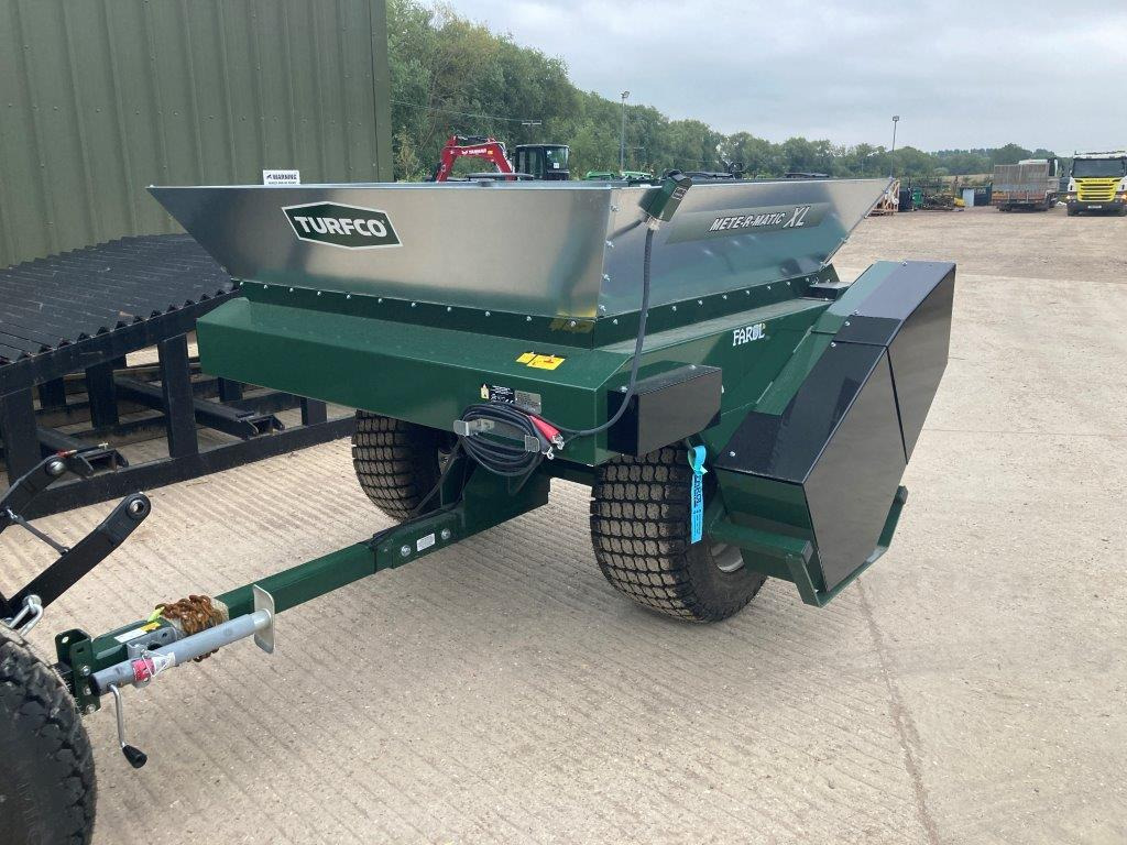 Turfco METE-R-MATIC XL Top Dresser - معدات الحدائق: صور 1 Turfco METE-R-MATIC XL Top Dresser - معدات الحدائق: صور 1