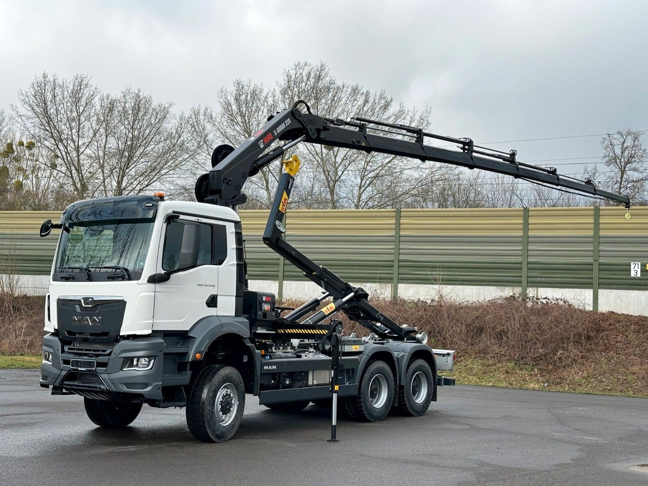 MAN TGS 33.440 6x6 BB Abrollkipper+Kran Hiab 228-6 - شاحنة ذات الخطاف, شاحنة كرين: صور 1 MAN TGS 33.440 6x6 BB Abrollkipper+Kran Hiab 228-6 - شاحنة ذات الخطاف, شاحنة كرين: صور 1