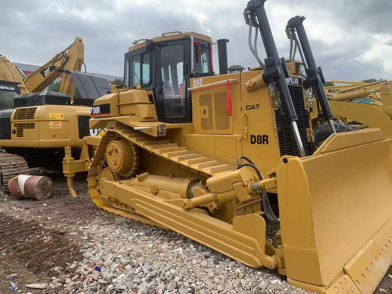 CATERPILLAR D8R - بلدوزر: صور 1 CATERPILLAR D8R - بلدوزر: صور 1