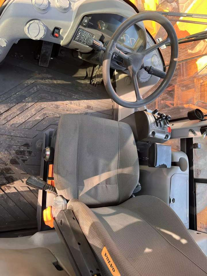 Hot Sale Used VOLVO L120GZ Loader Construction Machinery High Quality Loader VOLVO - اللودر بعجل: صور 4 Hot Sale Used VOLVO L120GZ Loader Construction Machinery High Quality Loader VOLVO - اللودر بعجل: صور 4