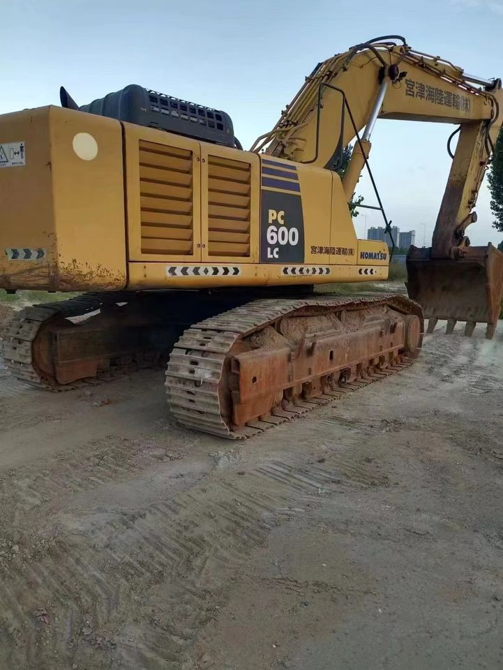 USED EXCAVATOR Good Condition Komatsu PC600-8 Original Japan Cheap Used Excavators Used Original Japan Komatsu PC600 - حفارات زحافة: صور 2 USED EXCAVATOR Good Condition Komatsu PC600-8 Original Japan Cheap Used Excavators Used Original Japan Komatsu PC600 - حفارات زحافة: صور 2