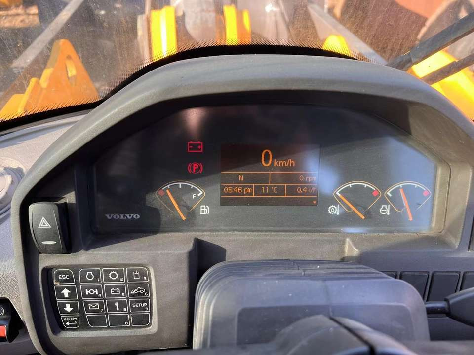 Used Volvo L120GZ 6 Ton Capacity Wheel Loader Available for Sale - اللودر بعجل: صور 5 Used Volvo L120GZ 6 Ton Capacity Wheel Loader Available for Sale - اللودر بعجل: صور 5