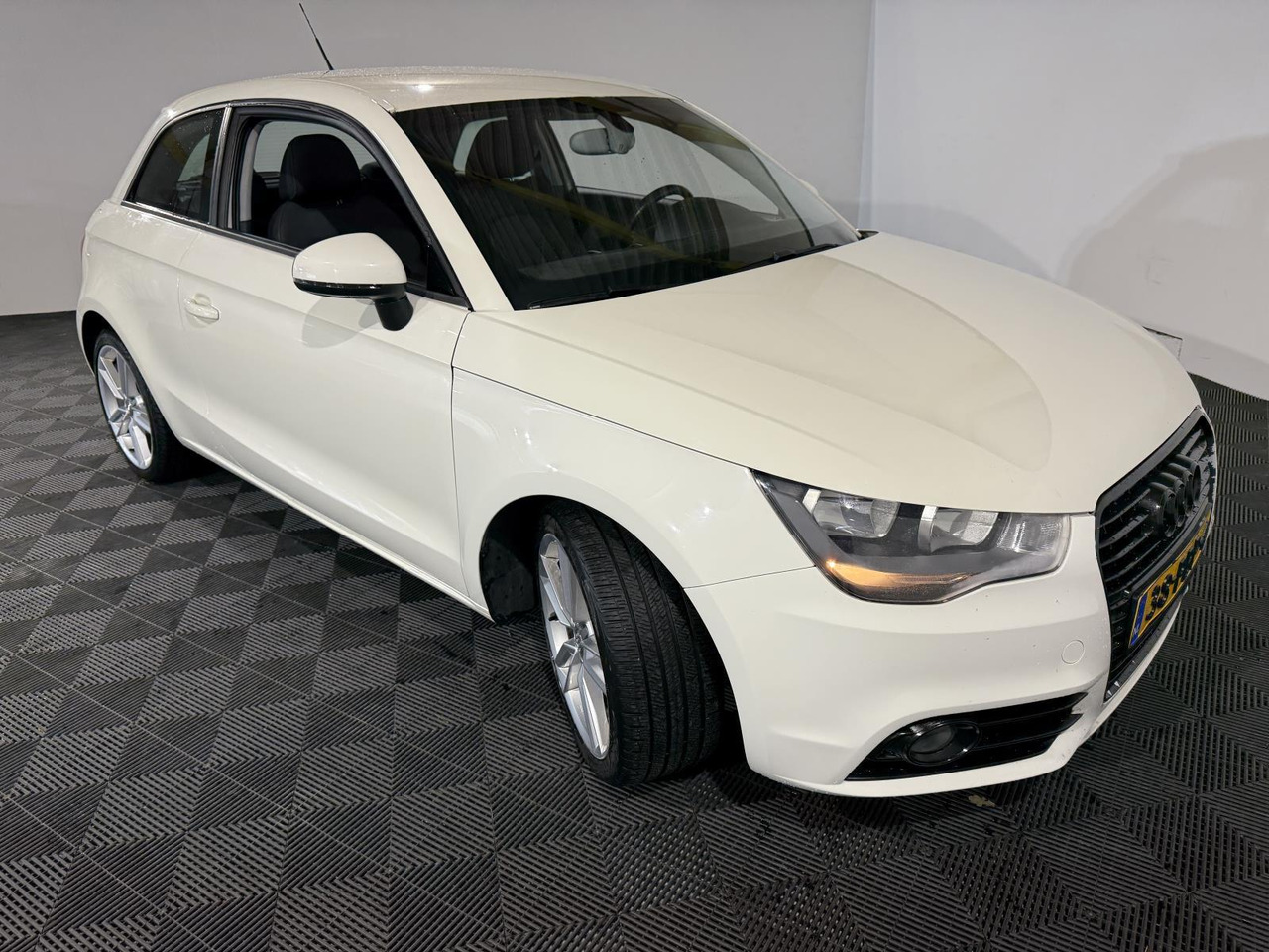 Audi | A1 | 1.2 TFSI Ambition Pro Line | 2011 | 173.570 km | 38PBP4 | Logisch - هاتشباك: صور 3 Audi | A1 | 1.2 TFSI Ambition Pro Line | 2011 | 173.570 km | 38PBP4 | Logisch - هاتشباك: صور 3