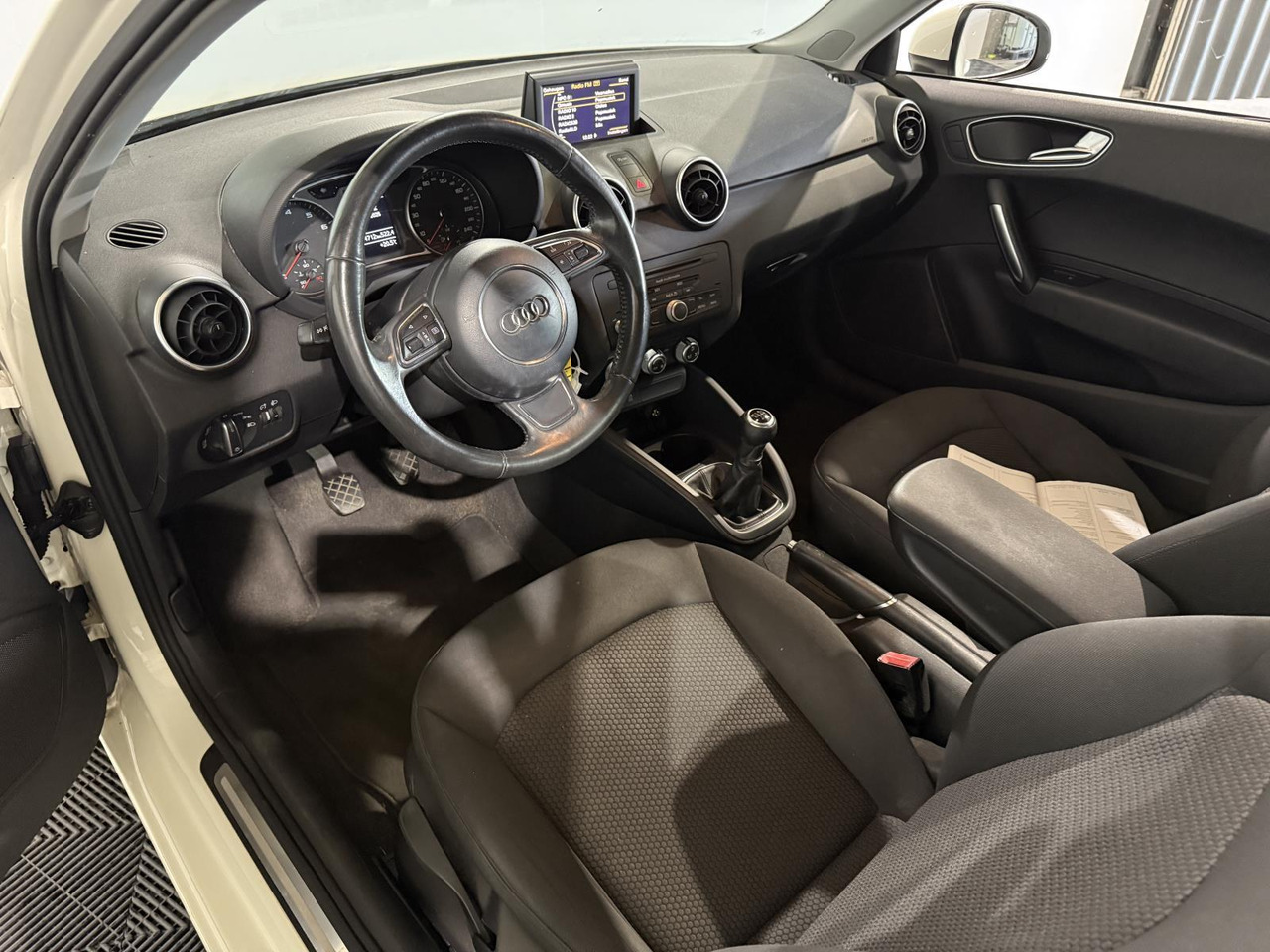 Audi A1 1.2 TFSI Attraction Pro Line Business 2011 254.714 km 76-PBP-8 - هاتشباك: صور 3 Audi A1 1.2 TFSI Attraction Pro Line Business 2011 254.714 km 76-PBP-8 - هاتشباك: صور 3