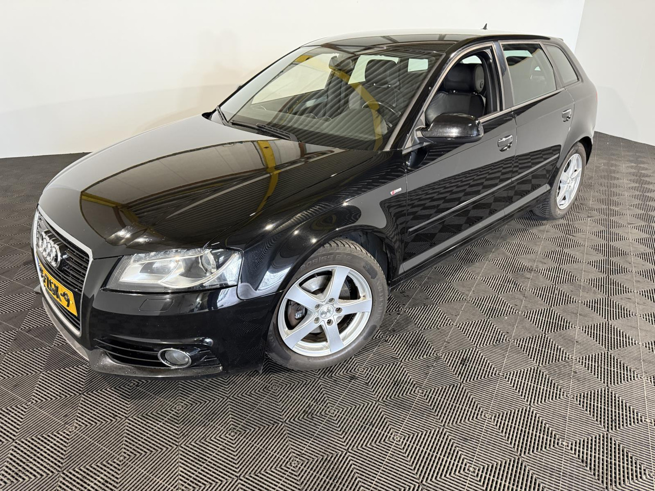 Audi A3 Sportback 1.2 TFSI S Line 35-ZGK-9 288.082 km - سيارة: صور 1 Audi A3 Sportback 1.2 TFSI S Line 35-ZGK-9 288.082 km - سيارة: صور 1