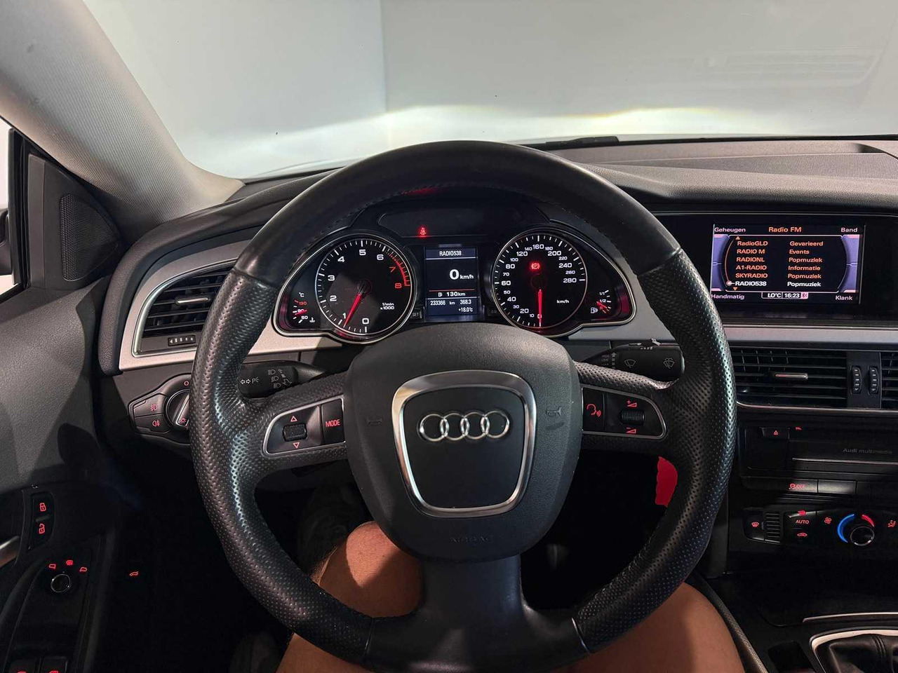 Audi A5 Coupé 2.0 TFSI Pro Line Business 60-RGK-5 233.366 km - سيارة: صور 4 Audi A5 Coupé 2.0 TFSI Pro Line Business 60-RGK-5 233.366 km - سيارة: صور 4