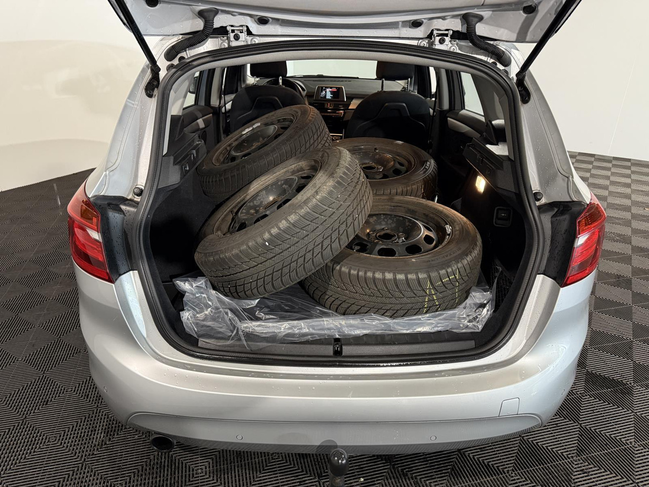 BMW 2-serie Active Tourer 218i Executive | 2015 | 198.295 km | 2-ZGX-00 - سيارة: صور 5 BMW 2-serie Active Tourer 218i Executive | 2015 | 198.295 km | 2-ZGX-00 - سيارة: صور 5