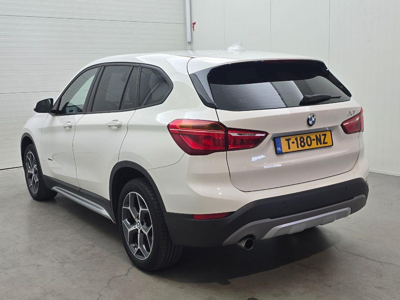 BMW X1 sDrive18i Executive | 2017 | 106.088 km | Automaat | T180NZ | NAP: Geen oordeel - سيارة دفع رباعي: صور 3 BMW X1 sDrive18i Executive | 2017 | 106.088 km | Automaat | T180NZ | NAP: Geen oordeel - سيارة دفع رباعي: صور 3