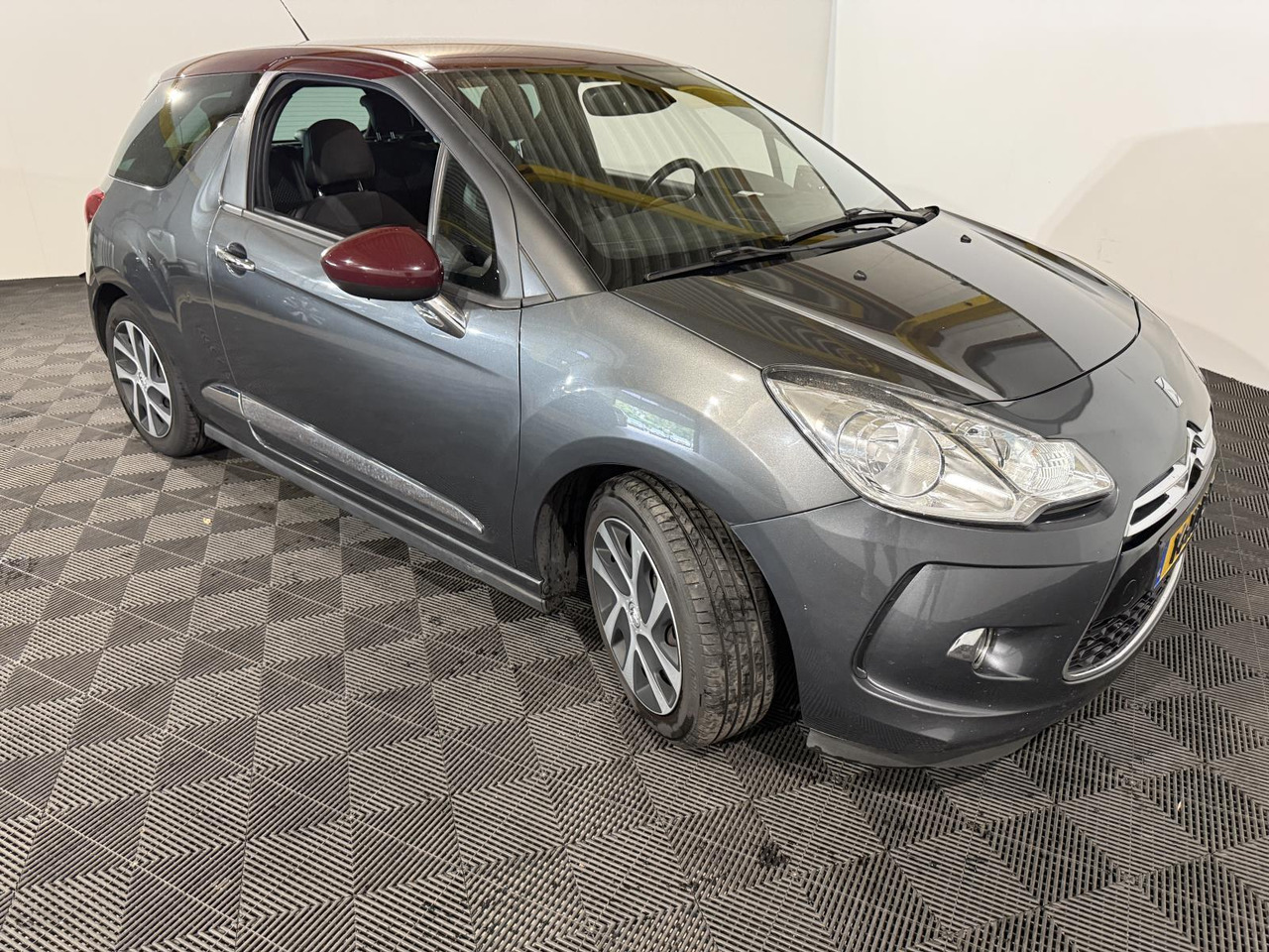 Citroen DS3 1.6 e-HDi So Chic | 2012 | 277.448 km | 14-XLR-7 - هاتشباك: صور 3 Citroen DS3 1.6 e-HDi So Chic | 2012 | 277.448 km | 14-XLR-7 - هاتشباك: صور 3