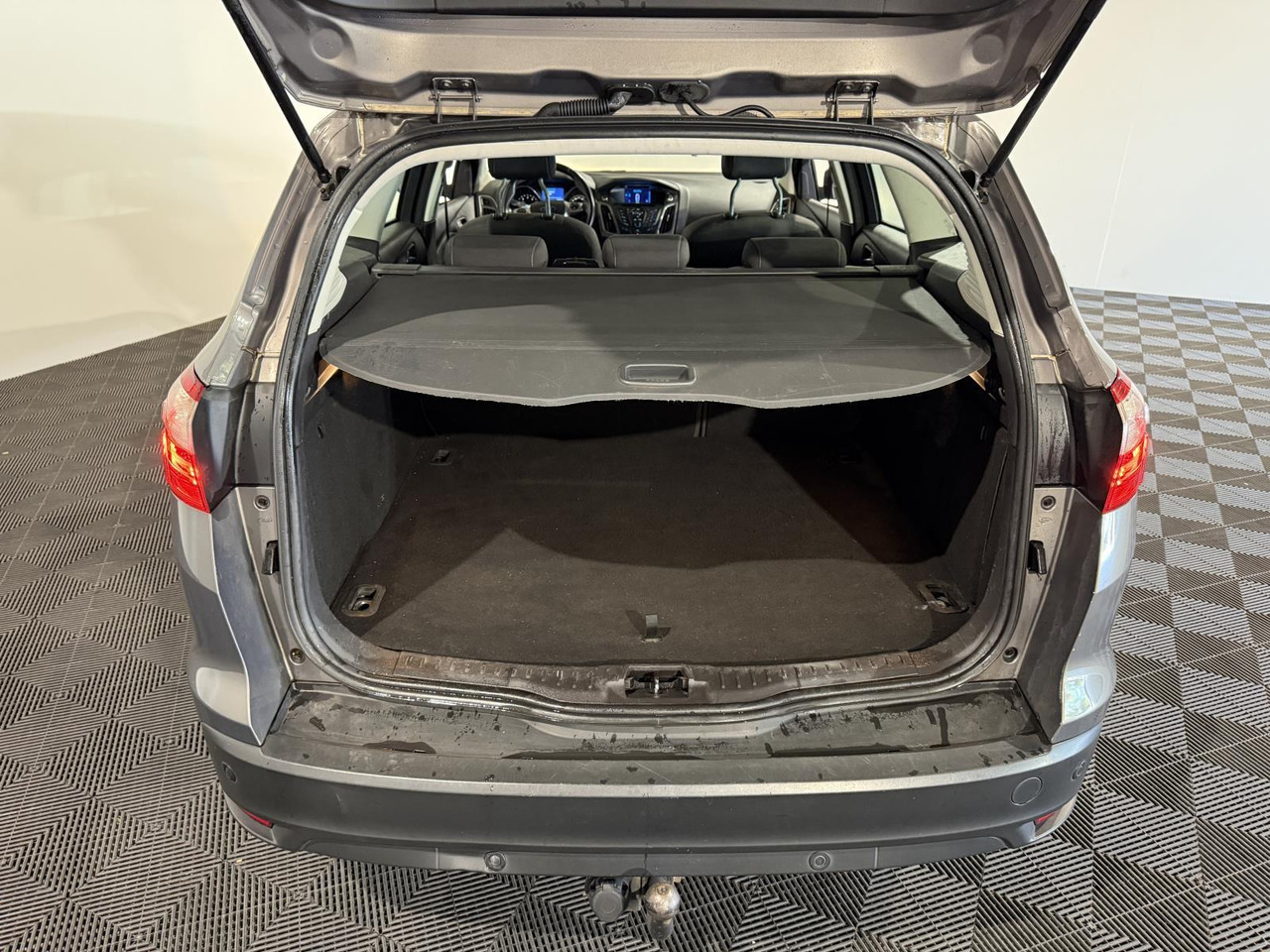 Ford | Focus Wagon | 1.0 EcoBoost Edition Plus | 2013 | 228.888 km | 3SRS07 | Logisch - سيارة: صور 2 Ford | Focus Wagon | 1.0 EcoBoost Edition Plus | 2013 | 228.888 km | 3SRS07 | Logisch - سيارة: صور 2