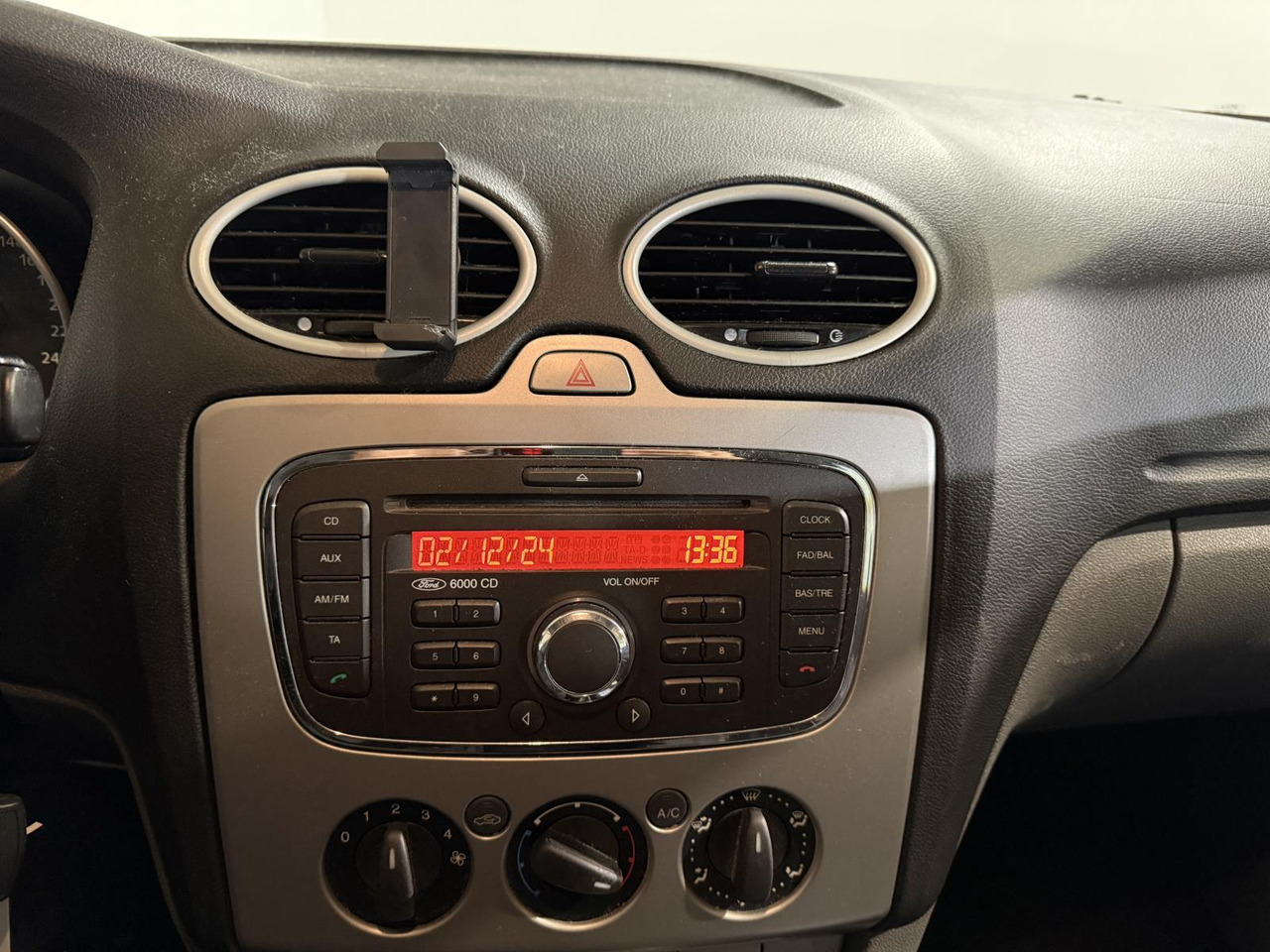 Ford Focus Wagon 1.6 Comfort 33-LKG-1 - سيارة: صور 2 Ford Focus Wagon 1.6 Comfort 33-LKG-1 - سيارة: صور 2