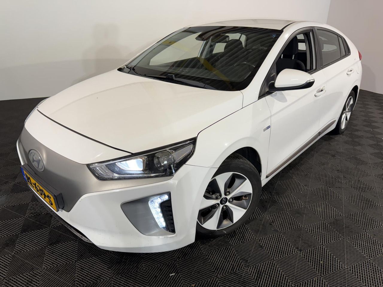 Kia | Stonic | 1.0 T-GDi DynamicLine | 2018 | 230.603 km | RL369S | Logisch - سيارة دفع رباعي: صور 1 Kia | Stonic | 1.0 T-GDi DynamicLine | 2018 | 230.603 km | RL369S | Logisch - سيارة دفع رباعي: صور 1