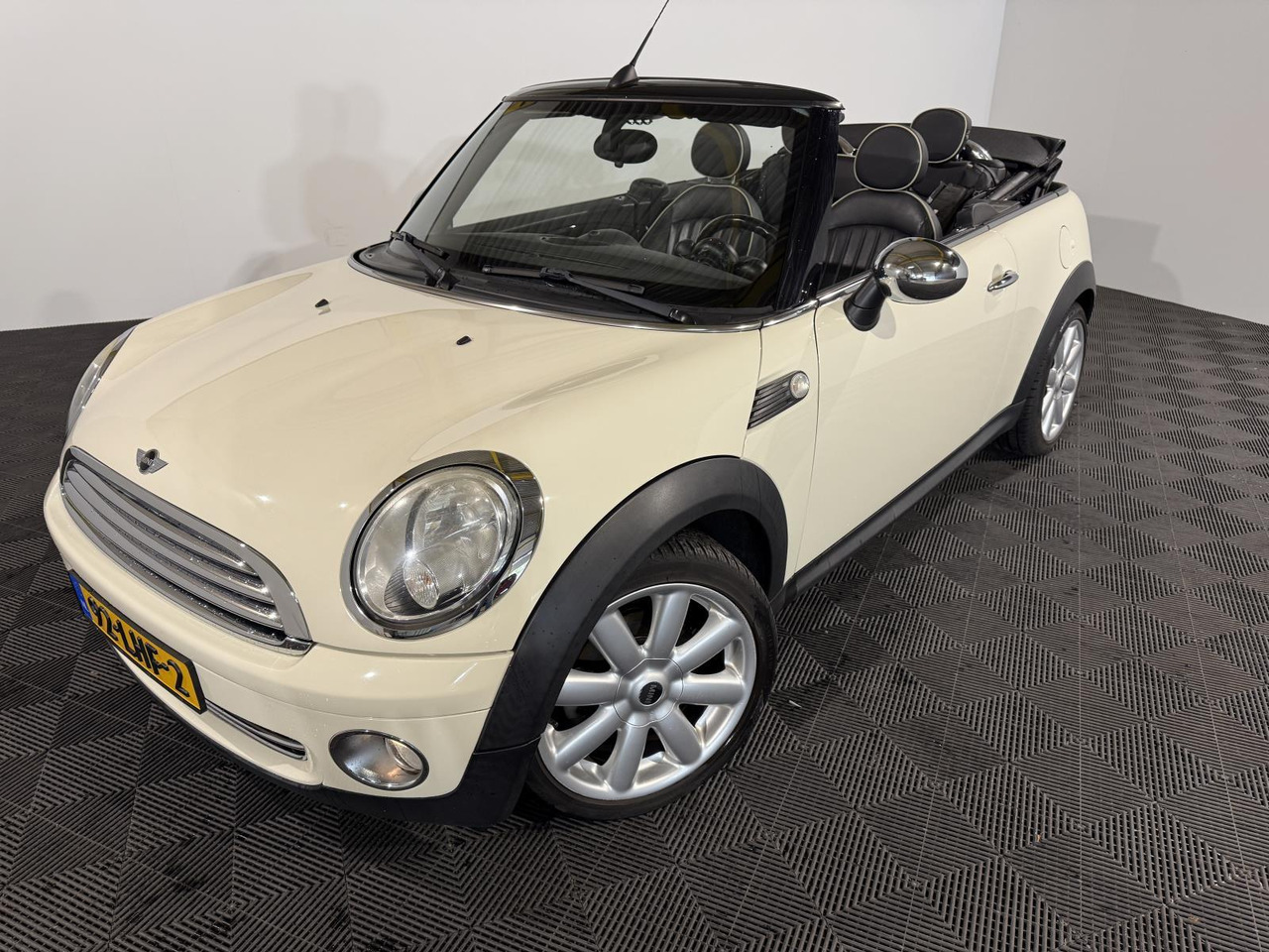 Mini | Mini Cabrio | 1.6 Cooper Chili | 2010 | 148.938 km | 92LHF2 | Logisch - سيارة: صور 1 Mini | Mini Cabrio | 1.6 Cooper Chili | 2010 | 148.938 km | 92LHF2 | Logisch - سيارة: صور 1