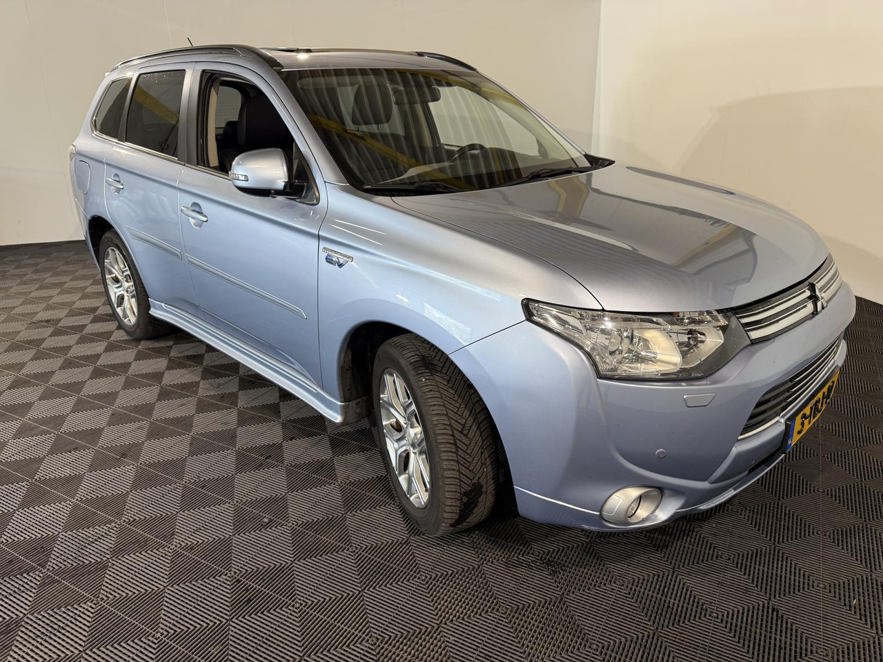 Mitsubishi Outlander 2.0 PHEV Instyle |2013 | 268.145 km | 3-TBJ-10 - سيارة دفع رباعي: صور 3 Mitsubishi Outlander 2.0 PHEV Instyle |2013 | 268.145 km | 3-TBJ-10 - سيارة دفع رباعي: صور 3