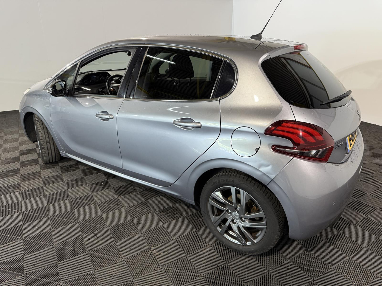 Peugeot | 208 | 1.5 BlueHDi Blue Lease Allure | 2019 | 183.354 km | R049BT | Geen oordeel - هاتشباك: صور 3 Peugeot | 208 | 1.5 BlueHDi Blue Lease Allure | 2019 | 183.354 km | R049BT | Geen oordeel - هاتشباك: صور 3